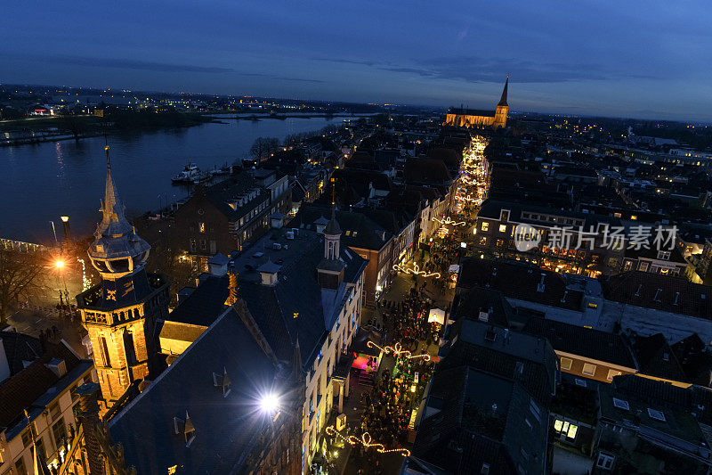 荷兰Overijssel Kampen购物街的夜景